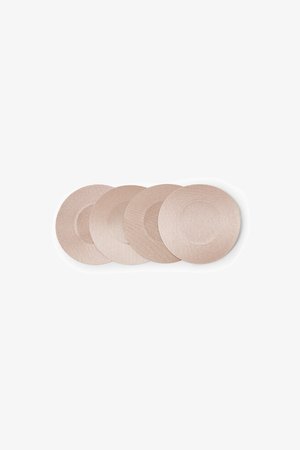 Set aus vier runden Tischsets in einem sanften Blush-Ton, mit einer strukturierten Oberfläche und einem subtilen Glanz, die verschiedenen Tischdekorationen harmonisch ergänzt.