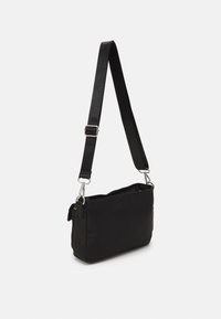 Borsa a tracolla nera in tessuto con forma rettangolare, tracolla regolabile, dettagli in argento e chiusura superiore con zip. Texture liscia.