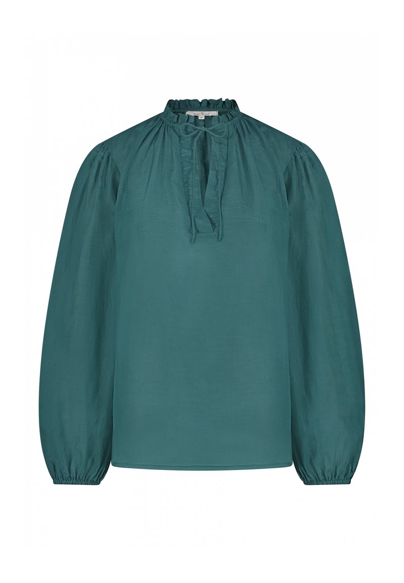 Tee groene blouse met een hoge gerimpelde halslijn, lange poffende mouwen en een voorste strikdetail. Gemaakt van een gladde, lichte stof.