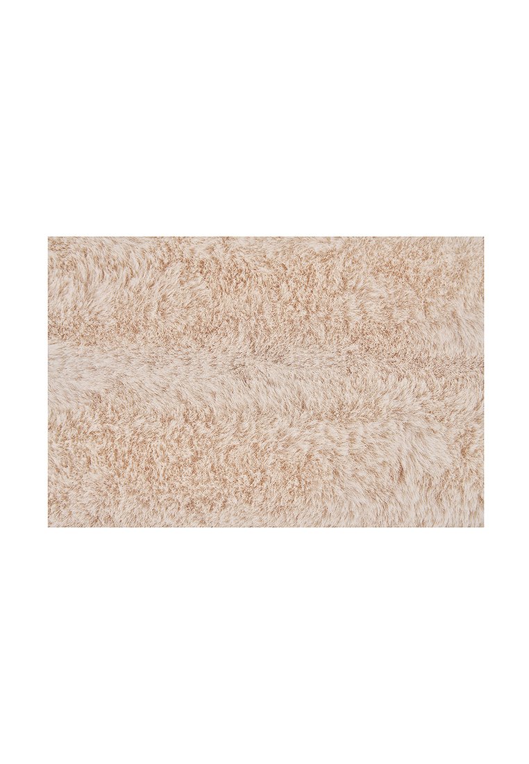 Beiger rechteckiger Hochflor-Teppich mit dicker, flauschiger Textur und einheitlicher Farbe, von oben auf einem weißen Hintergrund fotografiert.