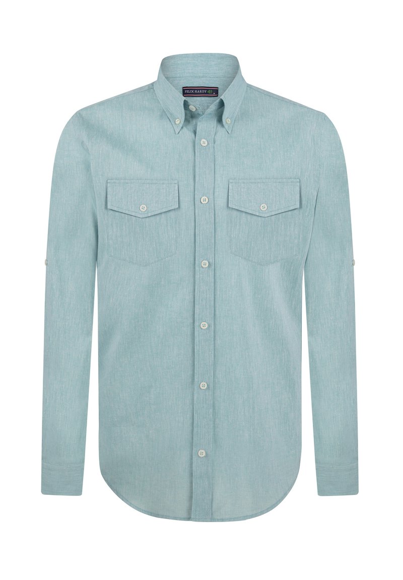 Camisa de botón de manga larga en azul claro, hecha de un tejido texturizado. Presenta dos bolsillos en el pecho y un dobladillo redondeado. Botones de un color contrastante.