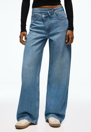 Bershka, WIDE-LEG WITH CROSSOVER WAIST - JEANS - Wide Leg - light blue