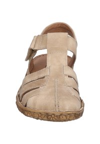 Beige Leder Sandale mit mehreren Riemen, offener Zehenpartie, verstellbarem Klettverschluss und strukturiertem Gummi-Außensohle.