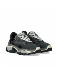 Sneakers chunky in grigio scuro e nero con suede e mesh testurizzati, con lacci bianchi e una suola di gomma spessa. Accentuati da dettagli grigio chiaro.