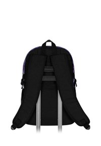 Mochila negra con detalles morados, que cuenta con correas de hombro acolchadas, un asa superior y un cierre de cremallera negro en contraste.