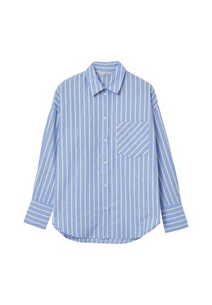 Chemise bleu clair à manches longues avec des rayures verticales blanches et une poche sur la poitrine avec des rayures diagonales.
