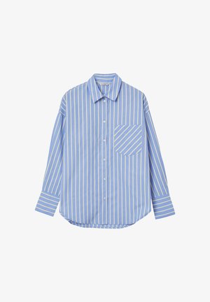 Helles blaues Langarmhemd mit weißen vertikalen Streifen und einer Brusttasche mit diagonalen Streifen.