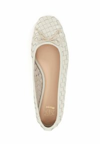 Geweven witte leren balletschoenen met een ronde neus, stoffen strik en beige binnenvoering, met een gladde textuur en een minimalistisch ontwerp.