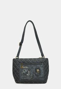 Bolso de mano negro acolchado con una correa para el hombro, que cuenta con un bolsillo frontal con cremallera, acentos dorados y diseños decorativos de tinta.