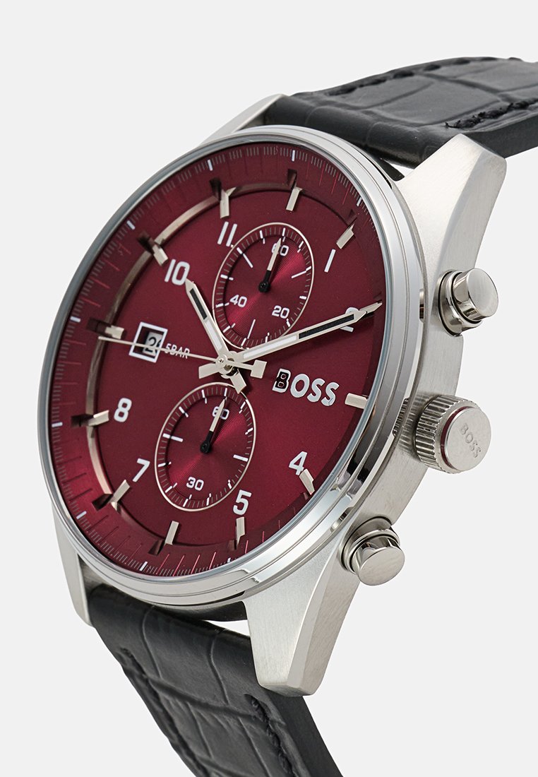 Zilveren roestvrijstalen horloge met een bordeauxrood wijzerplaat, chronograaf sub-wijzers, zwarte gestructureerde leren band en prominente uurmarkeringen.