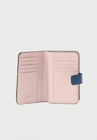Lys lyserød læderpung med blå accentrip, der har flere kortlommer og en glat tekstureret inderside. Lukningen sikres med en trykknap.
