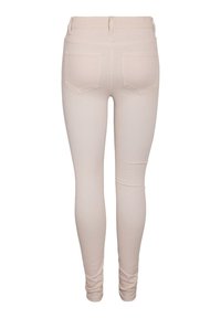 Μπεζ παντελόνι στενής γραμμής με πίσω τσέπες, θηλιές για ζώνη και ραφή στη δεξιά πλευρά, εμφανίζεται από πίσω σε λευκό φόντο.