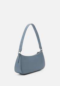 Niebieska torebka z syntetycznej skóry o uporządkowanym, wydłużonym kształcie, z pojedynczym paskiem na ramię i zamykaniem na zamek błyskawiczny. Gładka tekstura.