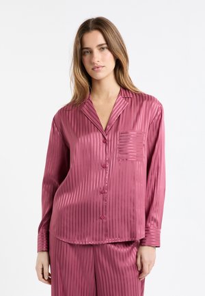 Roze satijnen pyjamashirt met verticale strepen, voorzien van een knoopsluiting aan de voorkant, een enkele borstzak en lange mouwen met gestreepte manchetten.