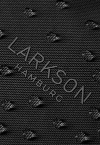 Material texturat închis la culoare, cu modele hexagonale mici și ridicate și cuvântul „LARKSON HAMBURG” imprimat cu litere mari și clare.