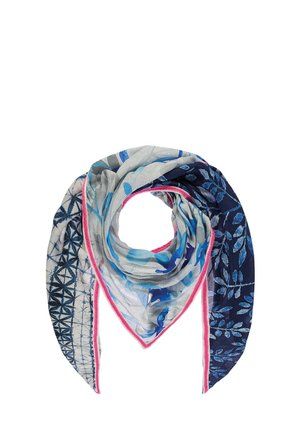 Trójkątny szal z mieszanymi niebieskimi i szarymi wzorami kwiatowymi i geometrycznymi, wykończony jaskraworóżową lamówką, pokazany złożony na białym tle.