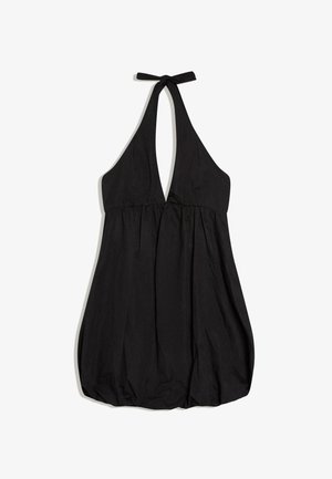 Fekete nyakpántos ruha mély V-nyakkivágással és ráncolt buborékos szegéllyel, nyaknál masnival megkötve.