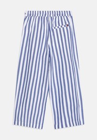 Gestreepte wijde broek in blauwe en witte stof. Elastische tailleband, met een achterzak met een kleuraccent. Gladde textuur.