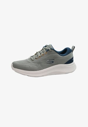 Grauer, atmungsaktiver Skechers-Sneaker aus Mesh mit weißer Sohle, navyfarbenem Innenfutter und Logo an der Außenseite, von der äußeren Seitenansicht gezeigt.