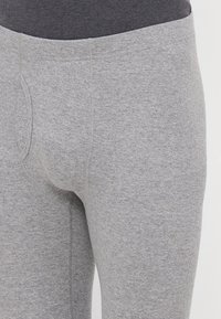 Szürke bordás leggings sima textúrával, kontúros kialakítással és rugalmas derékrésszel a kényelmes viselet érdekében.