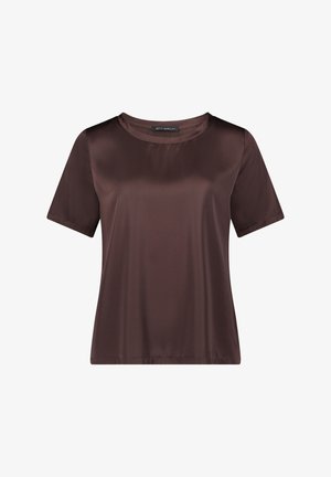 Brązowa satynowa bluzka z krótkim rękawem, okrągłym dekoltem i lekko luźnym fasonem. Gładka faktura bez widocznych wzorów czy wykończeń.
