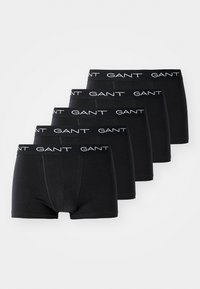 Fem sorte bokserbriefs med GANT-logo på linningen, arrangeret i en forskudt række mod en hvid baggrund.