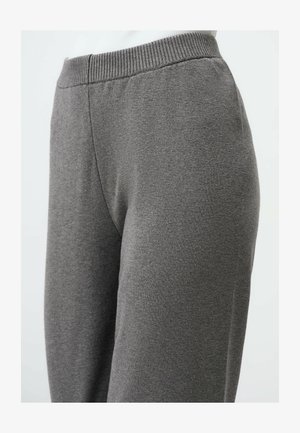 Szare spodnie casualowe wykonane z miękkiej bawełnianej mieszanki, z prążkowanym paskiem w talii, prostym krojem nogawki i gładką fakturą bez widocznych wzorów.