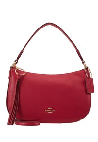 Sac à main en cuir rouge avec une finition texturée, une courte bandoulière incurvée, des ferrures dorées et un détail logo sur le devant. Comprend un accent en forme de pompon.