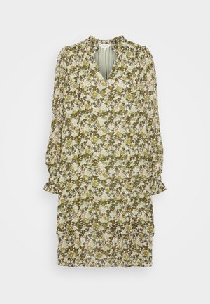 Vestido floral em verde-oliva, com mangas bufantes longas, decote em V e design em camadas, feito de um tecido leve com uma textura suave.