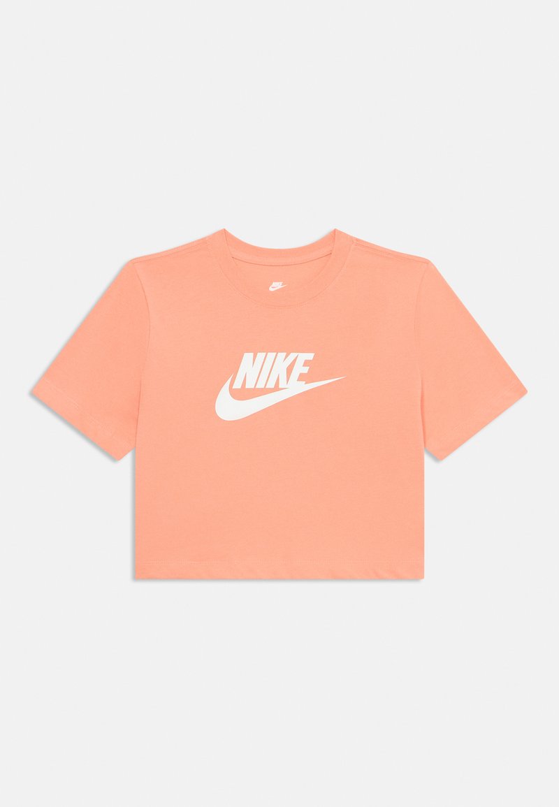 Klājuma T-krekls gaisā korallā krāsā, izgatavots no kokvilnas. Priekšpusē centrā ir balts Nike logo. Īsas piedurknes un apaļa kakla izgriezums.