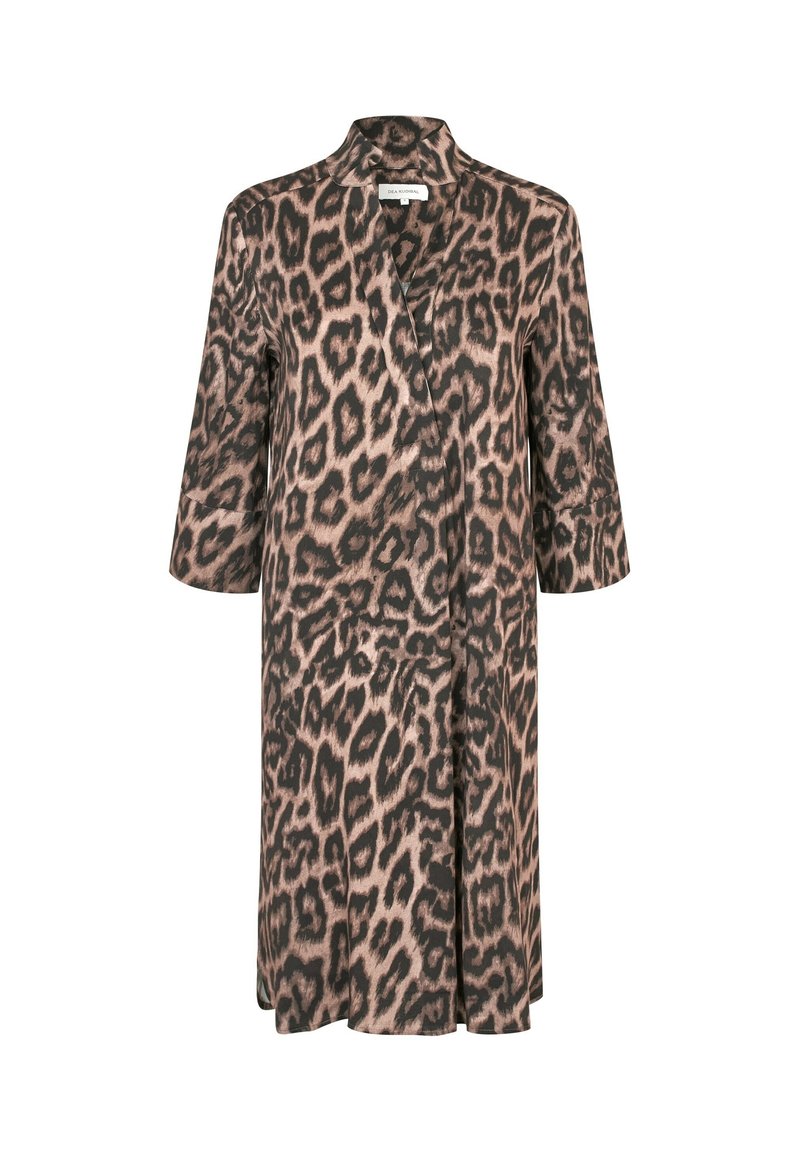 Long manteau imprimé léopard avec manches trois-quarts et col montant, présentant un motif marron et noir atténué.