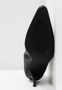 BEBO Bottines à talons hauts - black