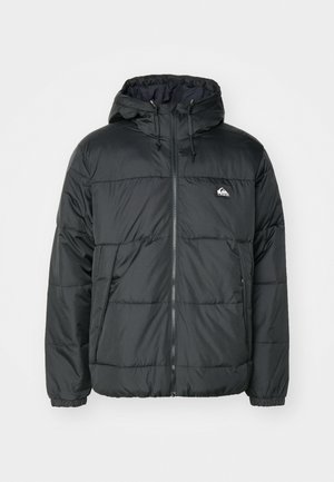 Sort puffer jakke med hætte, lynlås lukning og elastiske mansjetter. Har vandrette quiltede paneler og et lille logo på brystet.
