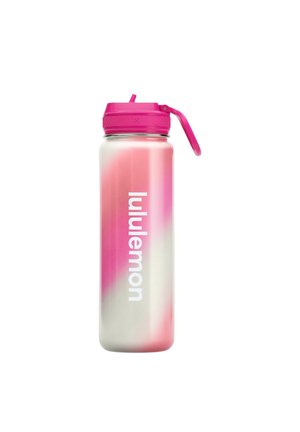 Wysoka butelka na wodę z różowo-białym gradientem, różową nakrętką na zatrzask z rurką i pionowym logo "lululemon" z przodu.