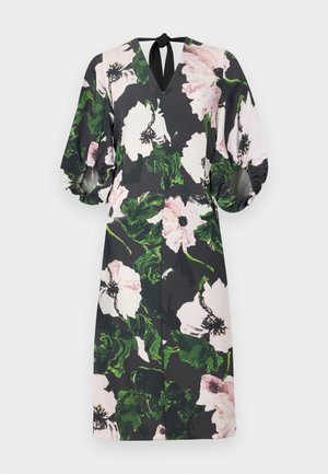 Kwiatowa sukienka na czarnym tle; posiada duże różowe i zielone wzory kwiatowe, dekolt w serek, bufiaste rękawy oraz węzeł z tyłu.
