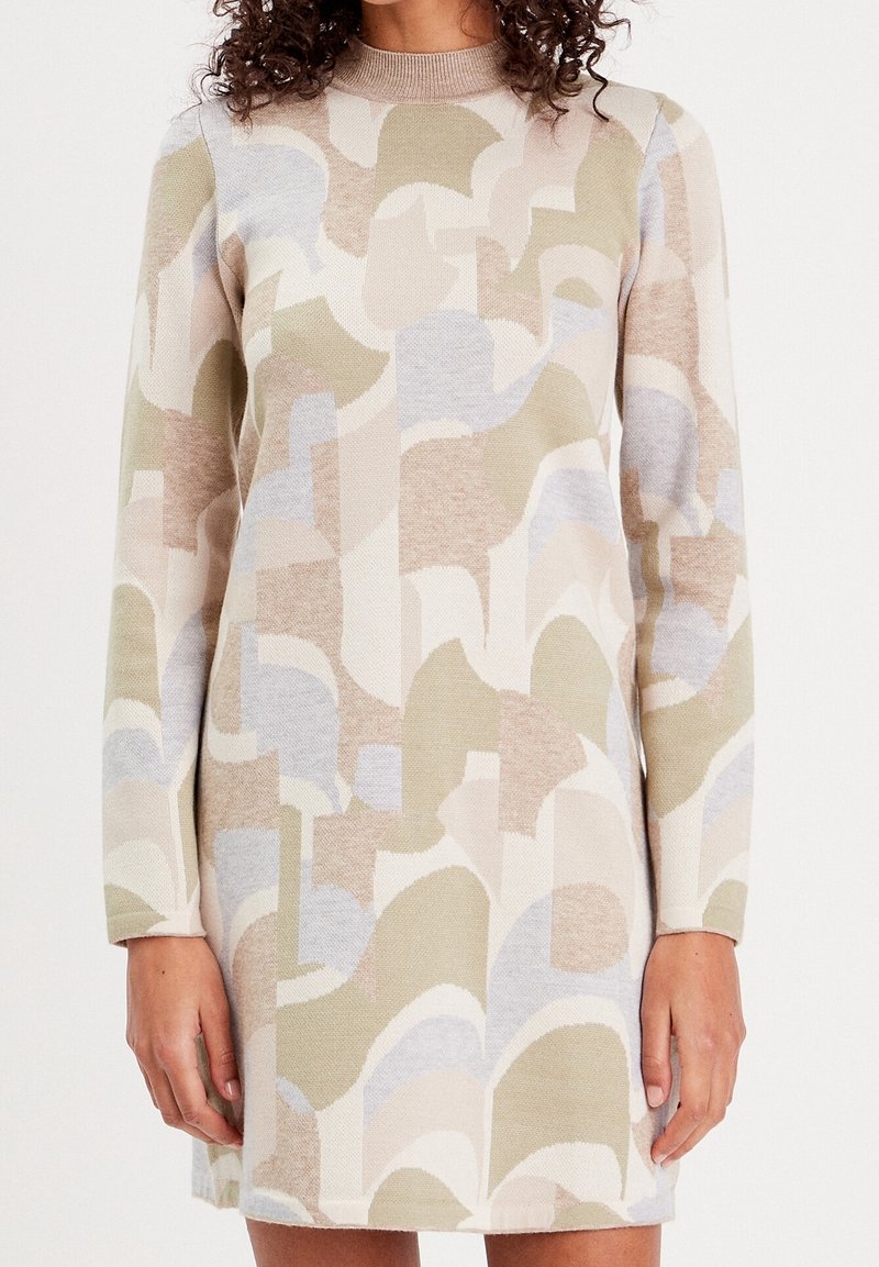 Robe en tricot avec un motif abstrait beige, vert et bleu, à col rond et manches longues. Texture plate, design longueur genou.