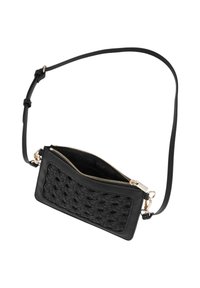 Czarna skórzana torba na ramię z plecioną fakturą na przedzie, złotym zamkiem błyskawicznym i regulowanym paskiem. Otwór u góry z pojedynczą przegrodą.