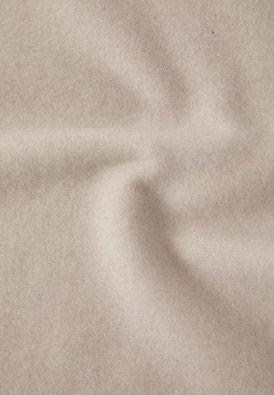 Tessuto beige con una consistenza morbida e liscia, che presenta un sottile motivo di intreccio. La superficie stropicciata evidenzia profondità e dimensione.