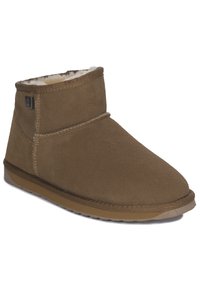 Stivale alla caviglia in suede marrone con morbida fodera in pelliccia bianca. Presenta una suola piatta e dettagli cuciti lungo i bordi e i lati.