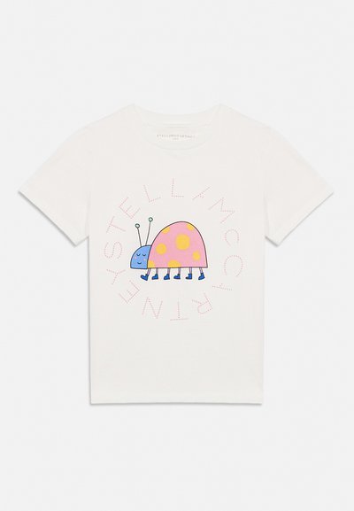 Wit T-shirt met korte mouwen met een cartoon van een roze en geel gevlekt insect met blauwe laarzen, omringd door roze gestippelde tekst "STELLA MCCARTNEY."