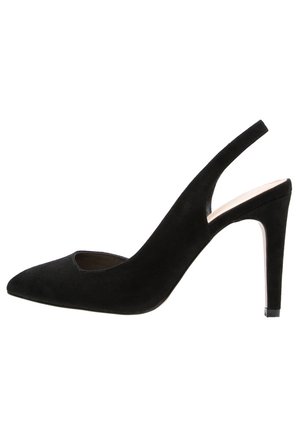 Escarpins slingback en daim noir avec un bout pointu, des côtés ouverts et un talon fin. Texture lisse et design minimaliste.