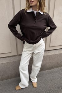 Rudas ilgomis rankovėmis polo marškinėliai su balta apykakle, derinami su baltais plačiais keliais ir béžiniais šlepetėmis. Paprastas dizainas ir laisvas pritaikymas.