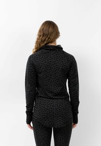 Langärmliges Hemd in Schwarz mit einem grauen Leopardenmuster, ausgestattet mit einem hohen Kragen und einem abgerundeten Saum, aus einem weichen, strukturierten Stoff gefertigt.