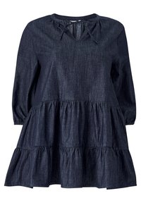 Mørkeblå denimkjole med lange ærmer, samlet halsudskæring og lagdelt flættekant. Materialet har en glat overflade og let glans.