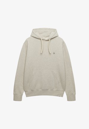 Lichtbeige hoodie van zacht materiaal, met een voorzak, capuchon met trekkoorden en een subtiel logo op de borst. Casual ontwerp.