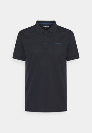 Polo negro hecho de una tela suave, con un cuello, tres botones y un logotipo azul sutil en el lado izquierdo del pecho.
