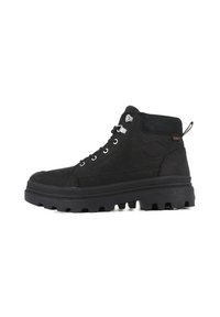 Botas altas negras de ante con suela de goma gruesa, que presentan herrajes plateados, cordones y un logotipo grabado en el lateral.