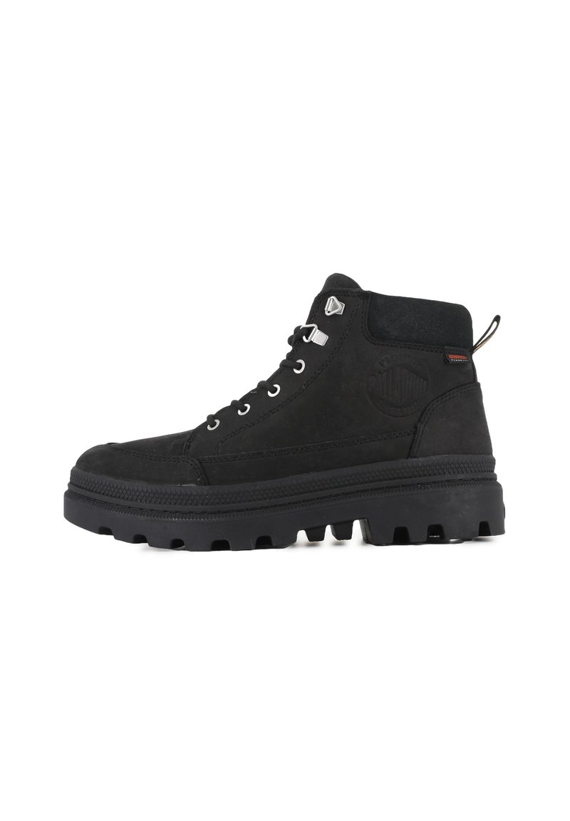 Botas altas negras de ante con suela de goma gruesa, que presentan herrajes plateados, cordones y un logotipo grabado en el lateral.