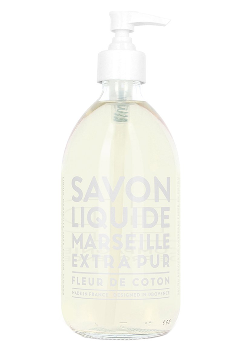 Sapone liquido trasparente in una bottiglia trasparente con un erogatore bianco, con etichetta di testo in grigio chiaro e in caratteri bold. Il testo recita "Savon Liquide Marseille Extra Pur."