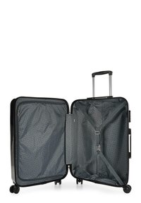 Maleta dura negra con un interior de diseño gris, dos compartimentos, correas ajustables para asegurar el contenido y un mango retráctil.